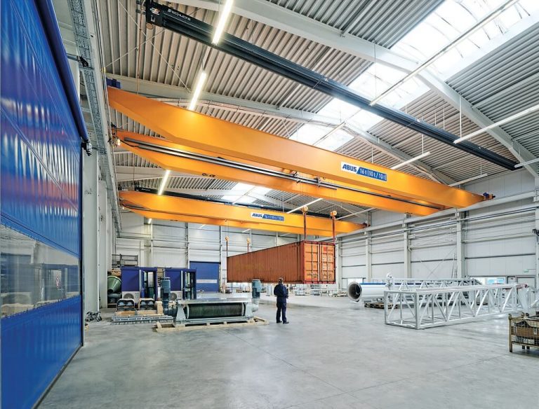 Traverskran med tandemstyring i containerhal