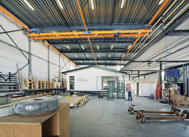 Underhængende traverskran i hal der producerer færdigbygget huse