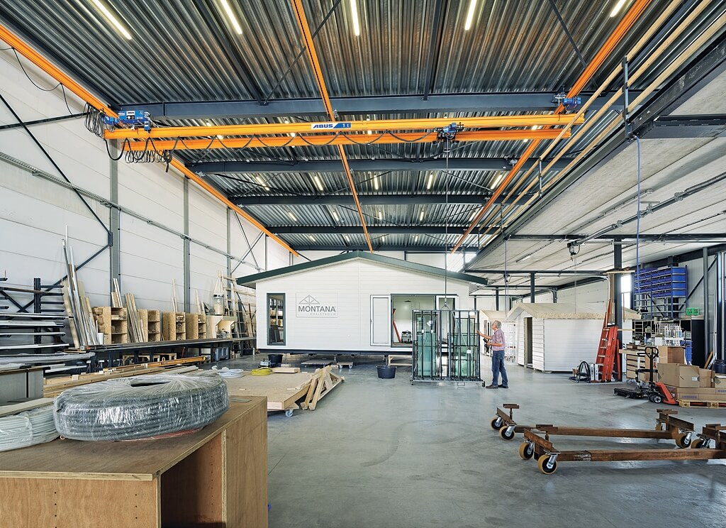 Underhængende traverskran i hal der producerer færdigbygget huse